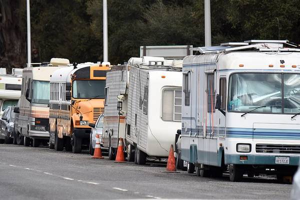 RV-Parking-How-Long-Can-a-Motorhome-Be-Parked-on-the-Street