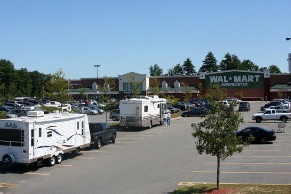 Parking-Lot-at-Night-What-Stores-Allow-Overnight-RV-Parking