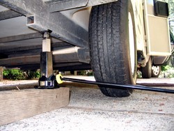How-do-You-Jack-Up-a-Trailer-to-Change-Tires