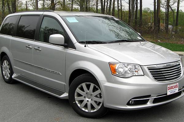 640px-2011_Chrysler_Town_&_Country_Touring_-_L_--_04-22-2011