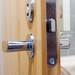 How-To-LockUnlock-RV-Bathroom-Door