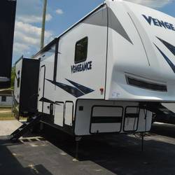 Fifth-Wheel-Toy-Hauler-With-a-1-Foot-Garage