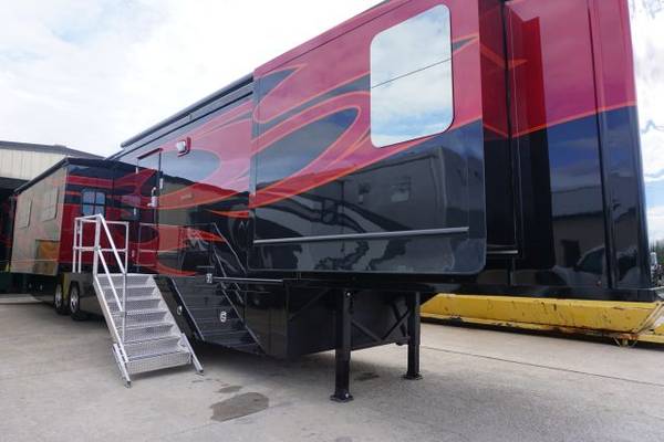 53-57-Foot-Fifth-Wheel-Camper-For-Sale-(Spacecraft-Price)