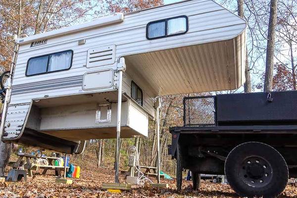 How-To-Put-a-Truck-Camper-On-a-Trailer-(Helpful-Guide)
