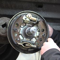 How-To-Adjust-Mechanical-Drum-Brakes-On-a-Trailer