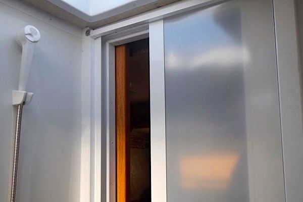 RV-Shower-Door-Repair-or-Replacement-(How-To-Repair-Guide)