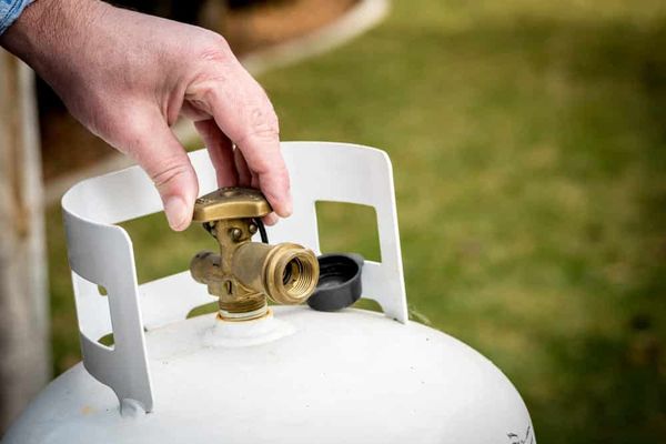 Stuck-Valve-Propane-Tank-In-Open-or-Closed-Position-(Guide)