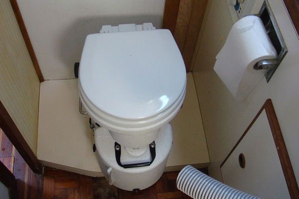 Dometic-310-Toilet-Leaking-Between-Bowl-and-Base-(Problems)
