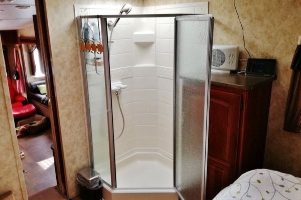 Finding-Shower-Enclosures-America-Replacement-Parts-(Door-Seal)