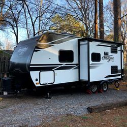 Leveling-a-Parked-RV-Trailer