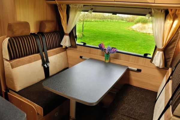 RV-Dinette-With-Seat-Belts-Can-You-Add-Seat-belts-To-an-RV